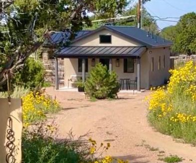 Santa Fe House | Santa Fe Modern FARMHOUSE 1 ACRE PRIVATE RD SOAKING ROOM 3 min Canyon rd