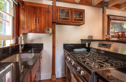 Ocean Park Apartment | Santa Monica Garden Beach Bungalow Private, Quiet, and Steps from the Sand