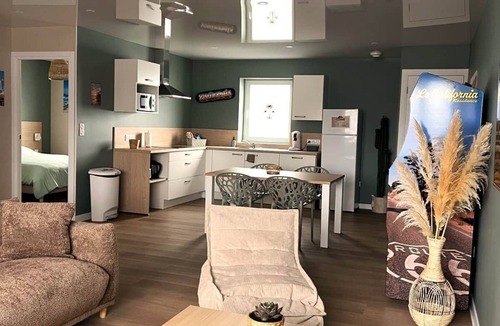 Neuf-Mesnil Apartment | Santa Monica - Suite in residence with swimming pool