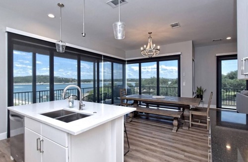 Point Venture House | Santana - Lakefront retreat w/private dock & volleyball crt