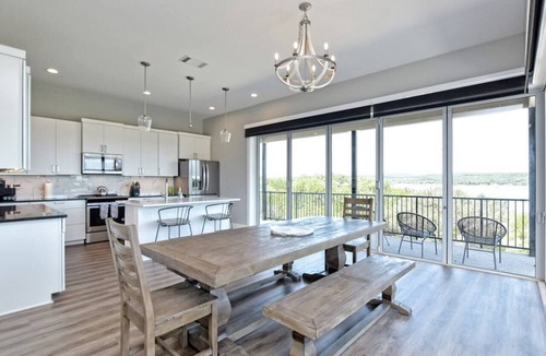 Point Venture House | Santana - Lakefront retreat w/private dock & volleyball crt