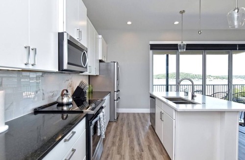 Point Venture House | Santana - Lakefront retreat w/private dock & volleyball crt