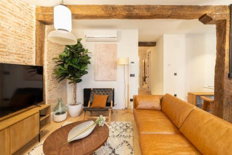 Bilbao la Vieja Apartment | Santiago AC by Staynnapartments