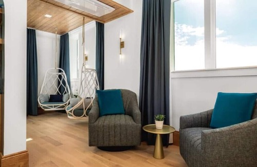 Downtown Hotel | Santiago and Lily Halln
