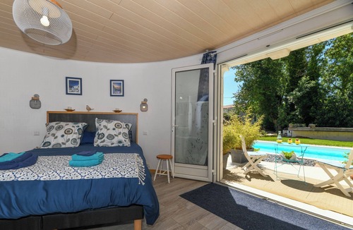 Montreuil House | Santorini bed and breakfast with terrace and swimming pool