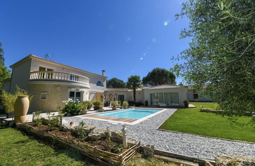 Montreuil House | Santorini bed and breakfast with terrace and swimming pool