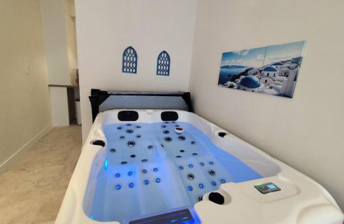 Poitiers Apartment | Santorini, Relaxing Spa, Terrace and Parking