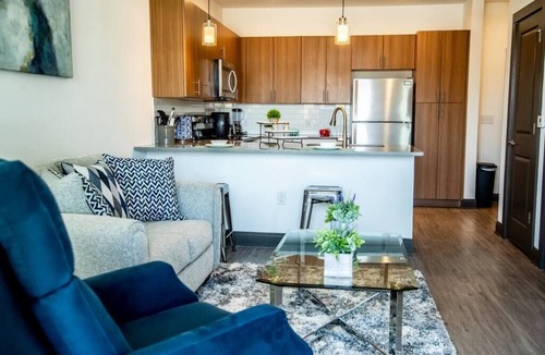 Downtown Apartment | Sapphire Granduer Room