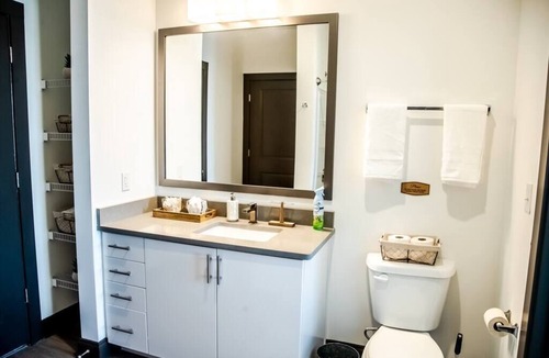 Downtown Apartment | Sapphire Granduer Room