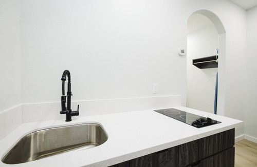 Deer Park Hotel | Sapphire Inn and Suites