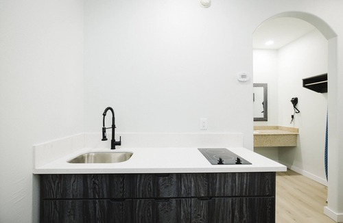 Deer Park Hotel | Sapphire Inn and Suites