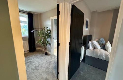 Spetchley House | Sapphire Quarters, 3BR, En Suite, Private Parking