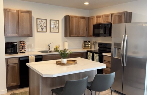 Hermiston House | Sapphire Stay- King and Queen