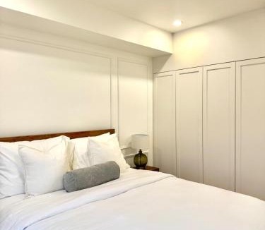 Oakwood Village Apartment | Sapphire Suite Modern 1BR and Sofa Bed Apartment