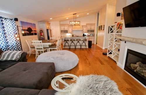 Dingle House | Sapphire Sunset Shores: Lakefront 3BR with Private Beach & Easy Boat Access