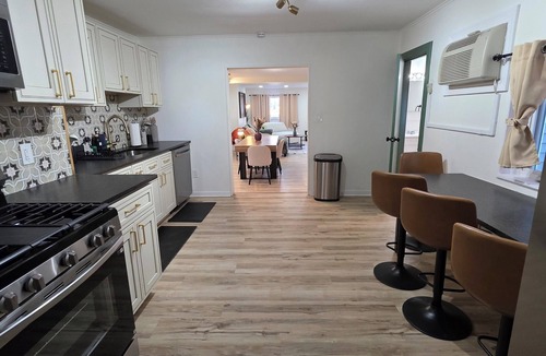 South Side Flats House | Sarah St retreat - Modern 5 bed 3.5 ba - South Side Flats - Walk to Carson St