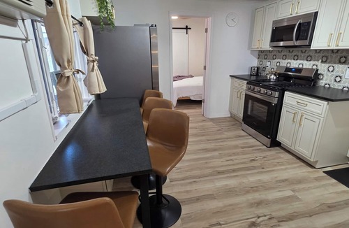 South Side Flats House | Sarah St retreat - Modern 5 bed 3.5 ba - South Side Flats - Walk to Carson St