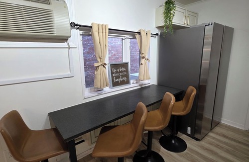 South Side Flats House | Sarah St retreat - Modern 5 bed 3.5 ba - South Side Flats - Walk to Carson St