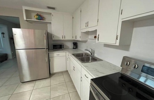 Alta Vista Apartment | Sarasota-Close to Lido & Siesta Beaches, Downtown, Pinecraft & Nathan Bendersonn