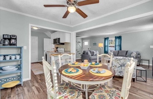 Indian Beach Sapphire Shores House | Sarasota Cottage w/Heated Salt Water Pool