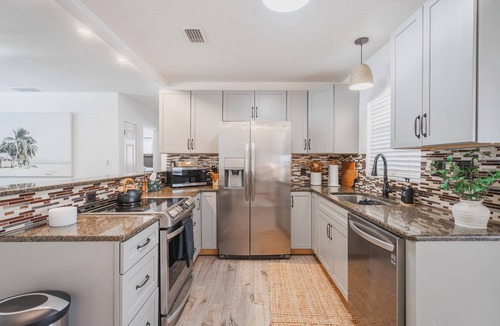 Sarasota House | Sarasota Stay. Heated Saltwater Pool+Cottage