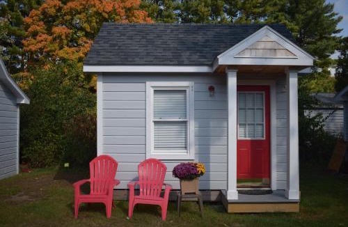 Malta Hotel | Saratoga Cabins