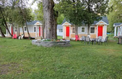 Malta Hotel | Saratoga Cabins