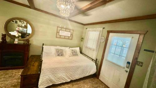Independence House | Sardis Lake - Tiny Studio Cabin