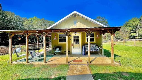 Independence House | Sardis Lake - Tiny Studio Cabin