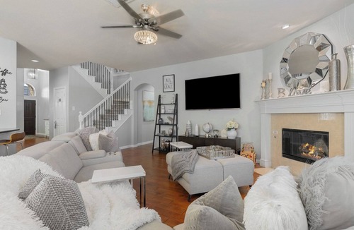 Frisco House | Sass It Up & Paint The Town
