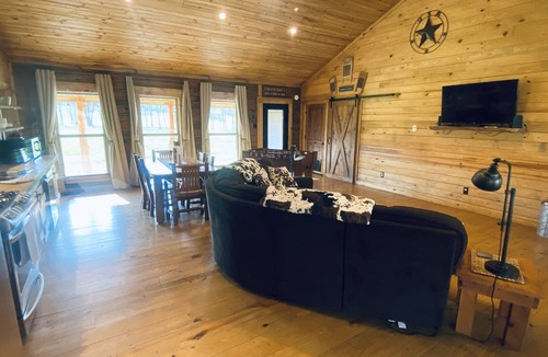 Combs Cabin | Sassafrass lodge on the ozarks Pig trail scenic highway