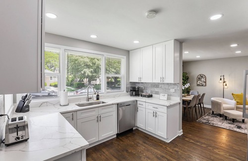 Skokie House | Sassy Stokie Stay: 3 BR+2BA Cozy Charming House w/Fenced Yard