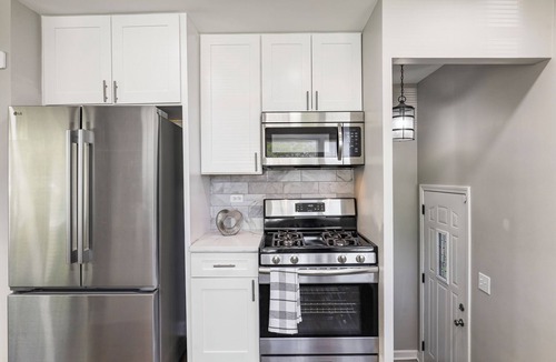 Skokie House | Sassy Stokie Stay: 3 BR+2BA Cozy Charming House w/Fenced Yard