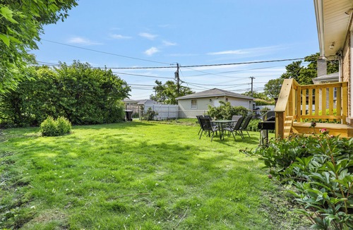 Skokie House | Sassy Stokie Stay: 3 BR+2BA Cozy Charming House w/Fenced Yard