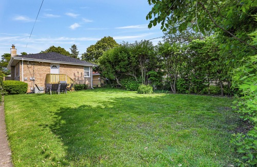 Skokie House | Sassy Stokie Stay: 3 BR+2BA Cozy Charming House w/Fenced Yard