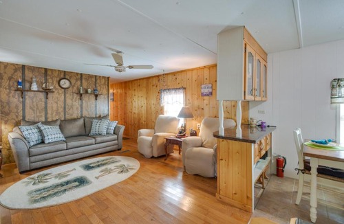 Satsuma House | Satsuma Home w/Fire Pit + Dunns Creek Access!