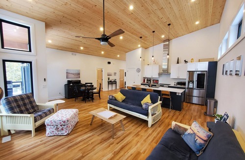 Sauble Beach Cottage | Sauble Beach Cottage – Steps to Beach & Shops