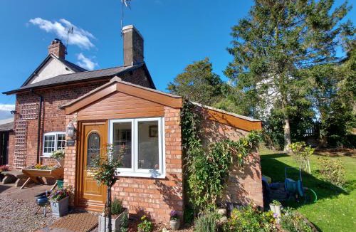 Chorlton-by-Backford House | Saughall Mill Farm Cottage
