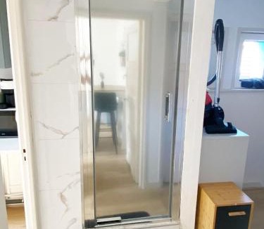 Le Portel Apartment | Sauna commun et Chambre privée à 50 m de la plage salle de bain et cuisine commune