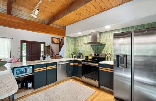 East Stroudsburg House | Sauna | Firepit | Hot Tub | Hike