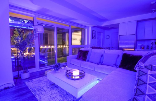 Innisfil Condo | Sauna*King Bed*Fireplace*Smart TV*Queen Sofa Bed*Coffee Bar