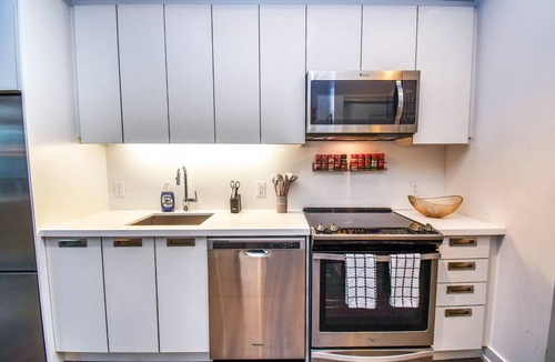 Innisfil Condo | Sauna*King Bed*Fireplace*Smart TV*Queen Sofa Bed*Coffee Bar