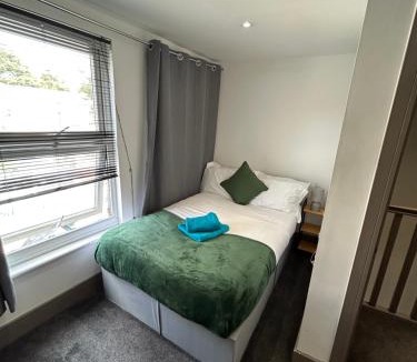 Gillingham Apartment | Saunders Lodge 4bedroom house sleeps up to 6