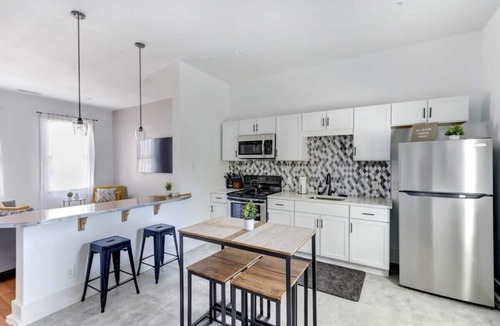Thomas Square Apartment | Savannah Digs - Modern | Stylish | Convenient