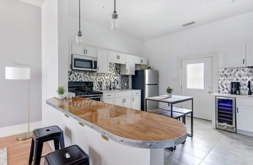 Thomas Square Apartment | Savannah Digs - Modern | Stylish | Convenient