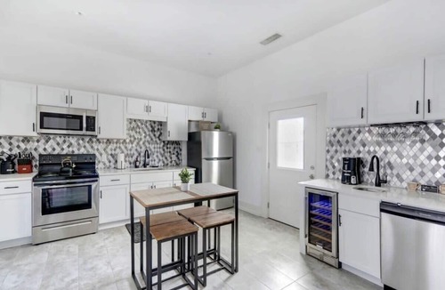 Thomas Square Apartment | Savannah Digs - Modern | Stylish | Convenient