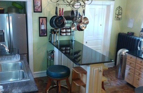Pennsauken House | Savannah East (5 minute dr to Center City Phila, sleeps 22,compli prkg 8 cars)