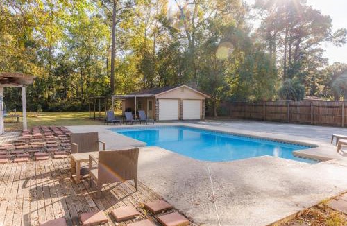 Garden City House | Savannah Getaway with Private Pool, Porch & Deck
