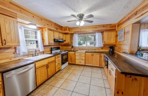 Garden City House | Savannah Getaway with Private Pool, Porch & Deck