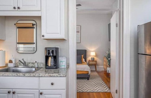 Midtown Apartment | Savannah Midcentury Modern Haven - Thomas Square